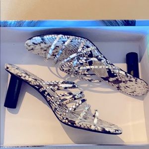 🥀 NWT Fabulous JLO sandals.